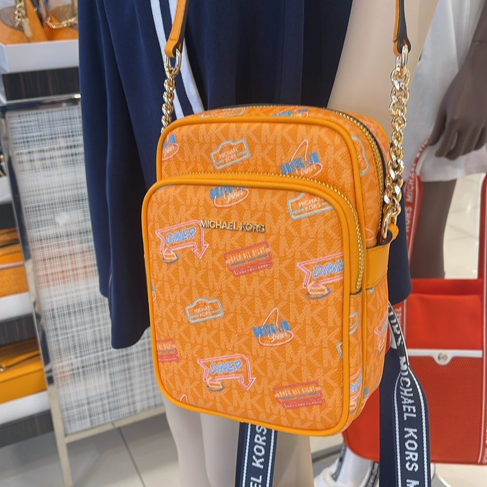 MICHAEL KORS
J Set Md Printed Signature Logo Crossbody NS CHAIN XBODY
POP ORANGE - Picture 12 of 16